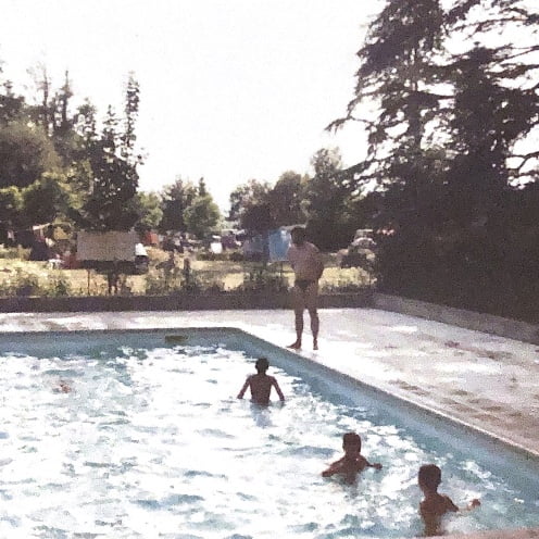Enfants à la piscine du camping